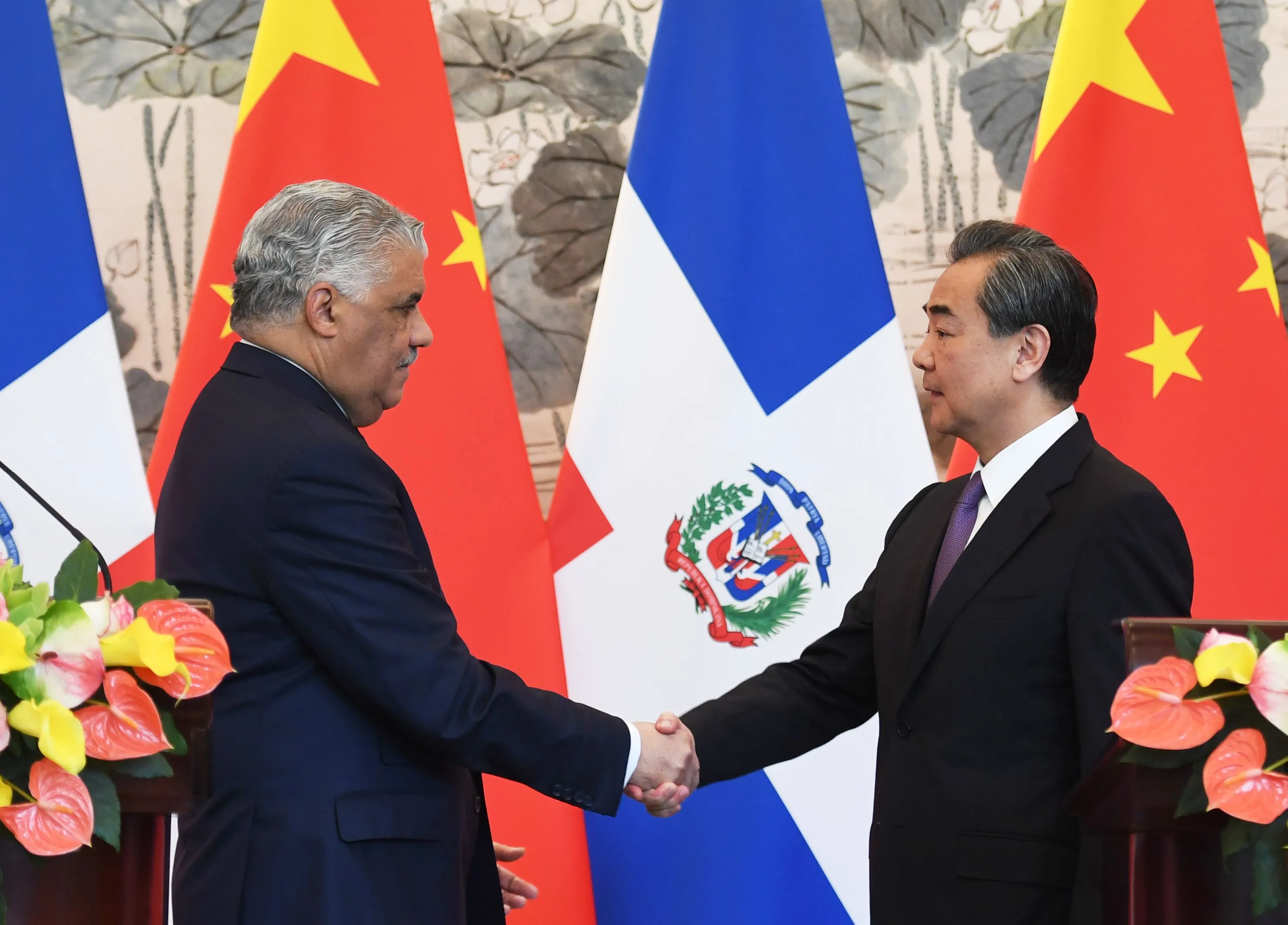 Wang Yi and Dominican Republic Foreign Minister Miguel Vargas in Beijing on May 1.