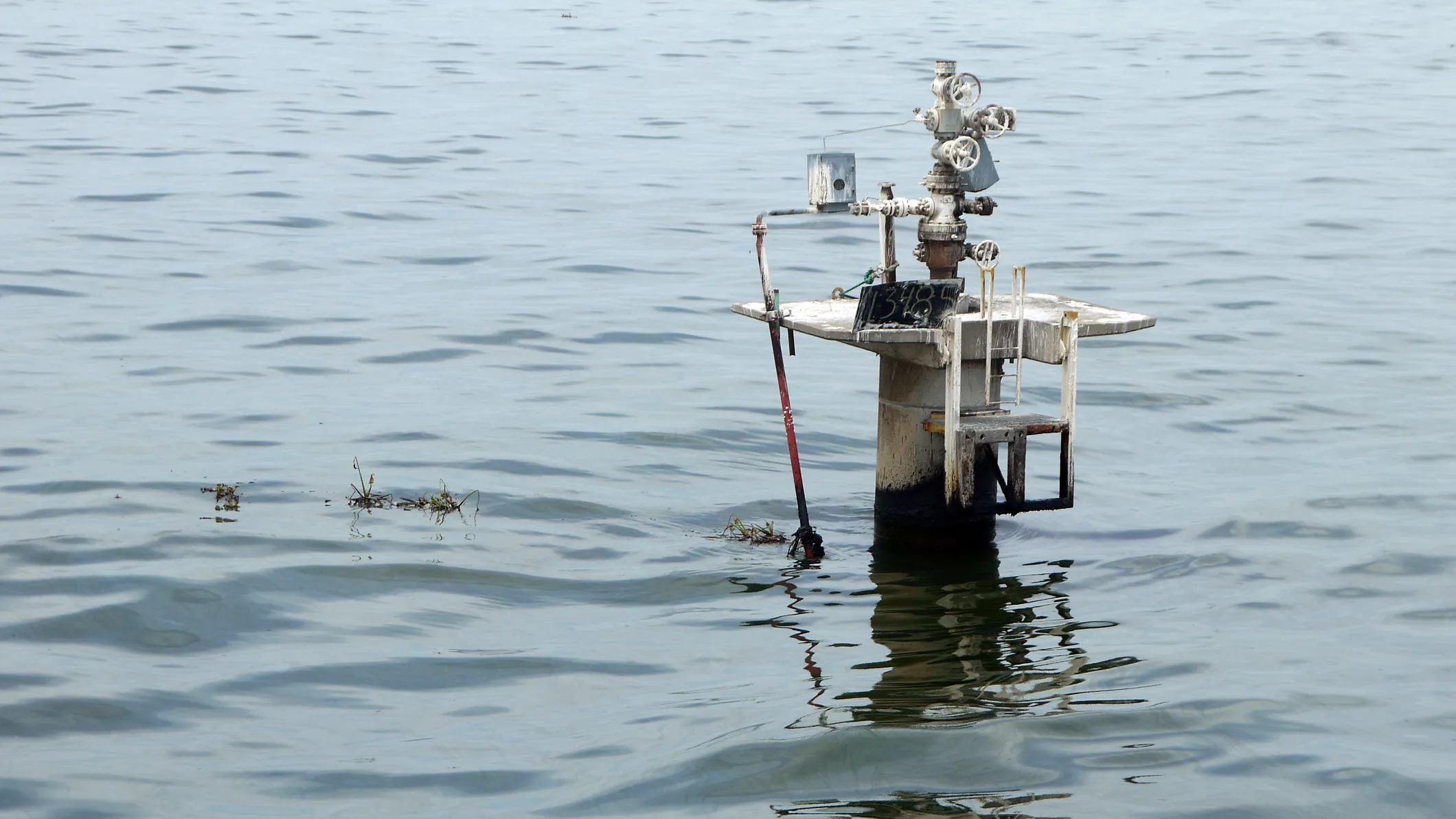 Lake Maracaibo, a 5,097 square mile body of water, is a graveyard for everything from abandoned pipeline to tires. Photographer: Pietro Pitts/Bloomberg
