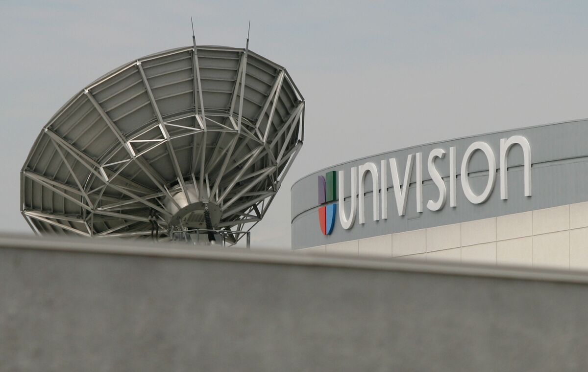 Univision Owners Said to Near Sale to Viacom Ex-Finance Chief