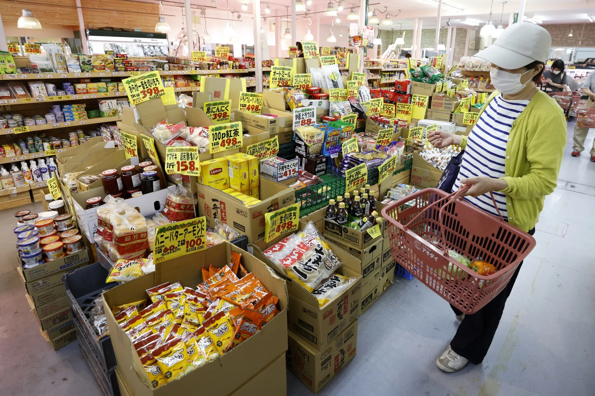 Consumer prices excluding fresh food are expected to stay at or above 2%.