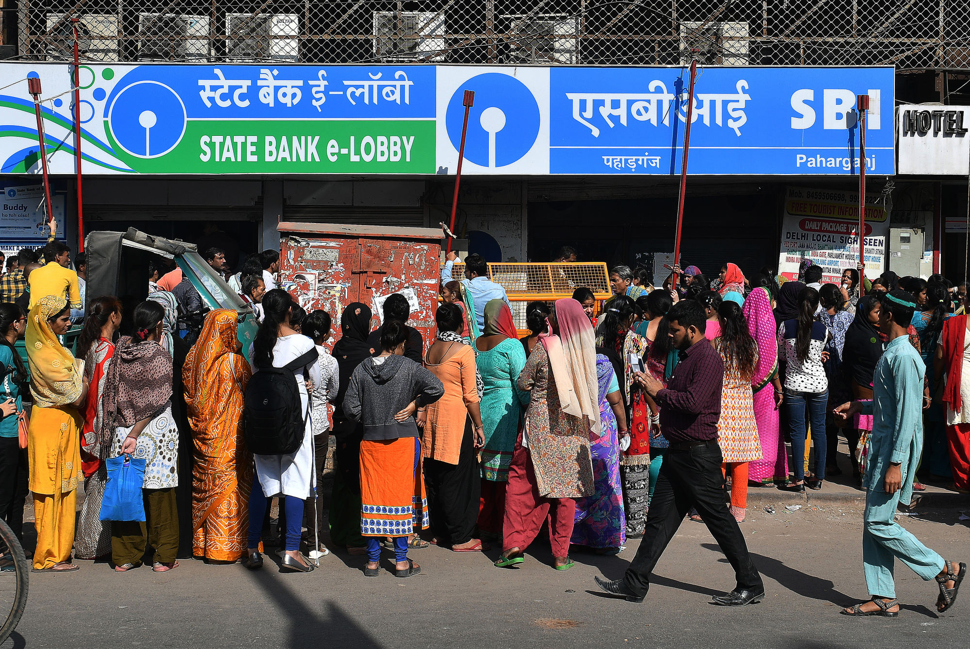 India's banks. SBI банк в Индии. Английские банки в Индии. Самый популярные банки Индии\. Индусы в банке.