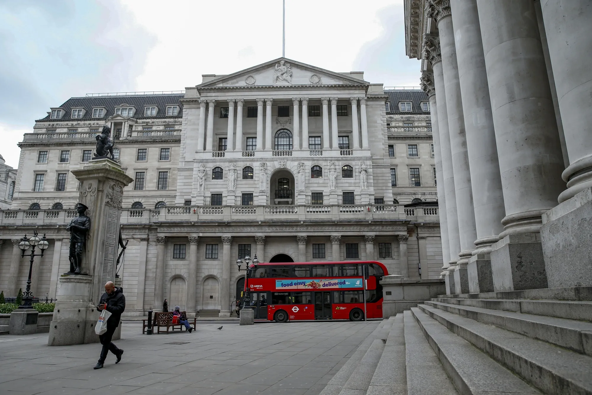 U.K. Abandons Effort to Contain Virus as 10,000 May Be Infected