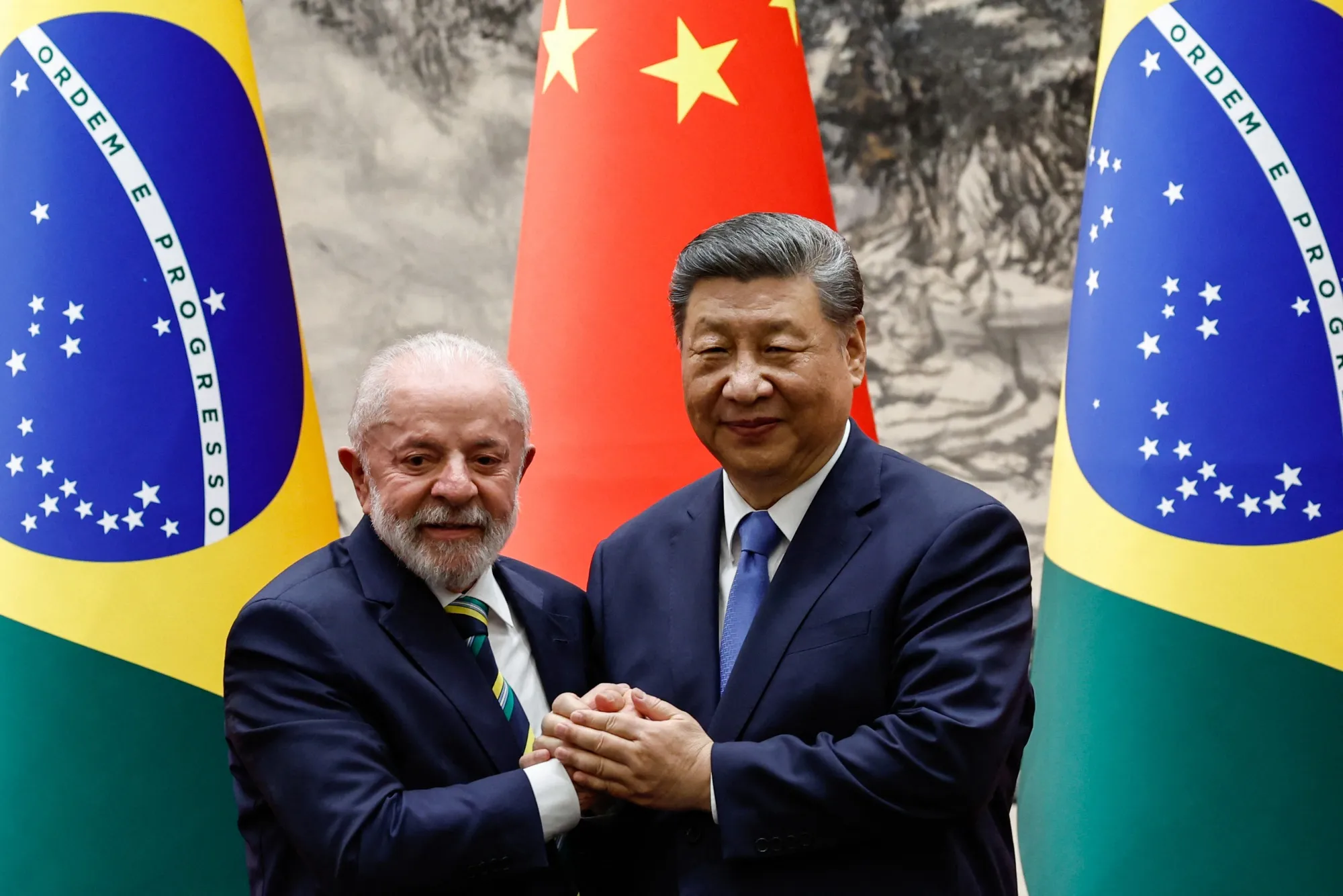Xi Jinping with Luiz Inacio Lula da Silva in Beijing on May 13.