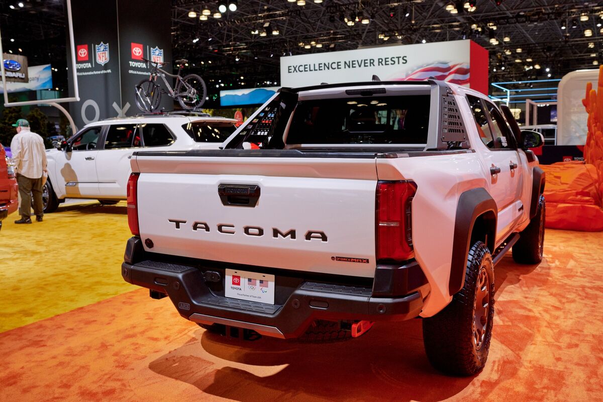 bloomberg.com - Gonzalo Soto - Toyota's Shift to US Stokes Fears for Mexican Auto Industry