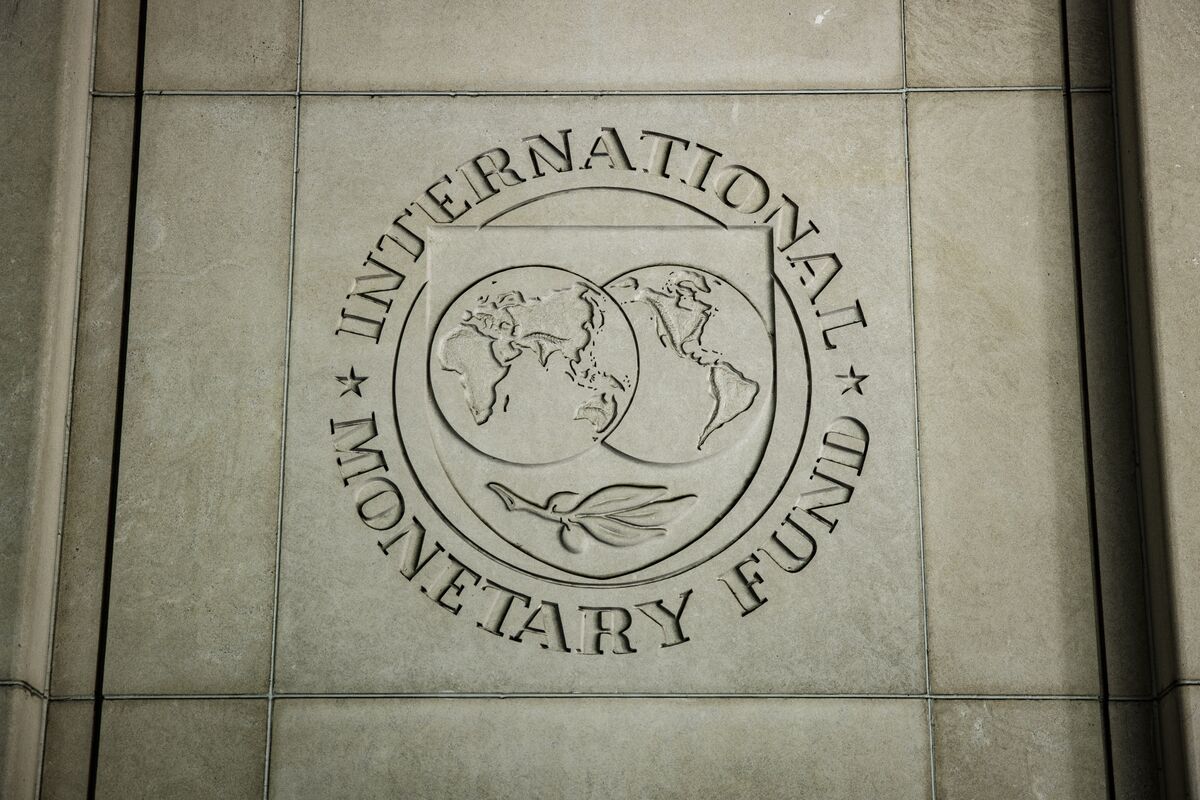 El Salvador supera estancamiento con el FMI y sus bonos lideran en Latinoamérica