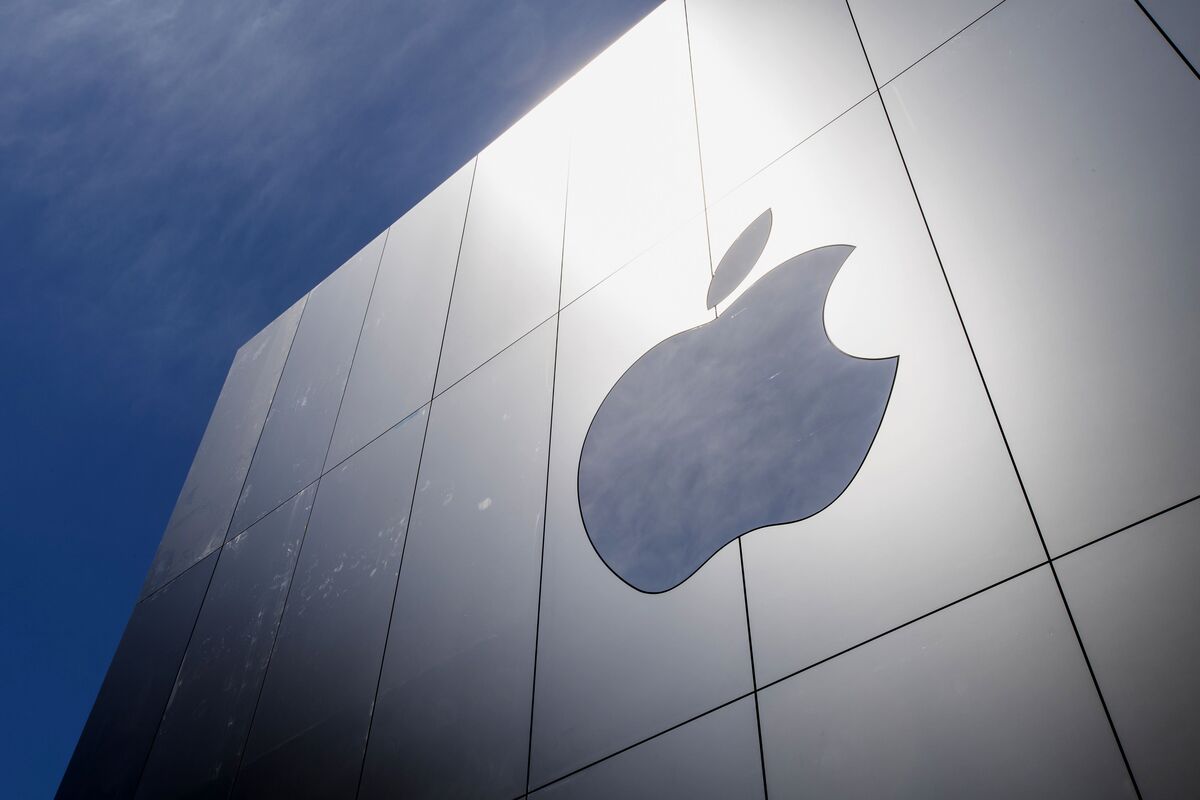 Apple Pledges 1 Billion For New North Carolina Engineering Hub Bloomberg