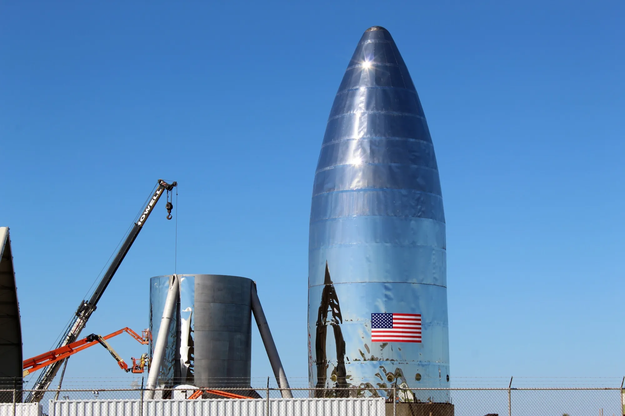 Space Exploration Technologies Inc. (SpaceX) Starship Hopper, veículo de teste, em construção perto de Boca Chica, no Texas, em 2019.