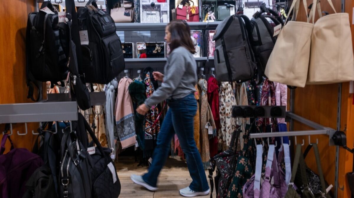 US Job Openings Fall as Consumer Confidence Rises