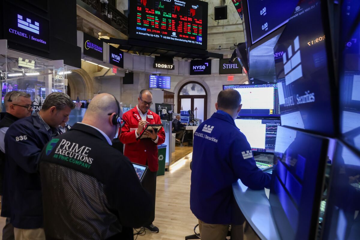 ブルームバーグのニュース記事「【米国市況】国債急伸、政府閉鎖より雇用減の衝撃－ドル一時146円台」の画像
