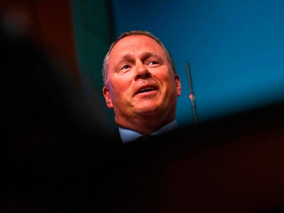 World’s Biggest Wealth Fund Draws Dot-Com Parallel With ESG