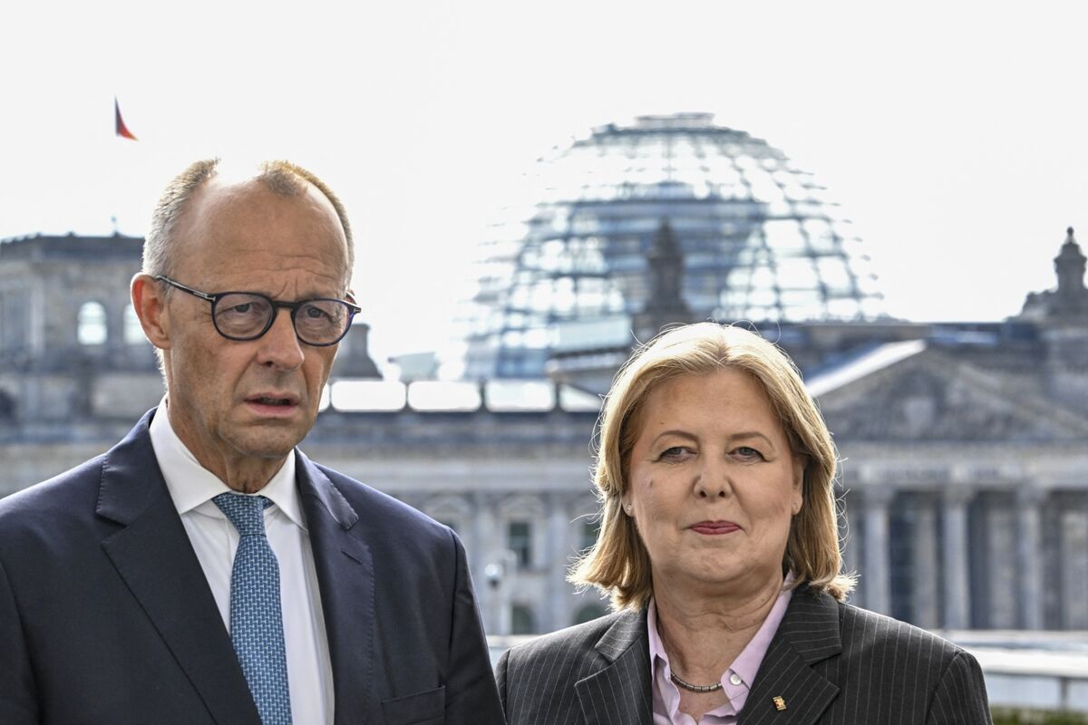 Merz Says He’ll Push Ahead With Plan to Raise German Pension Age