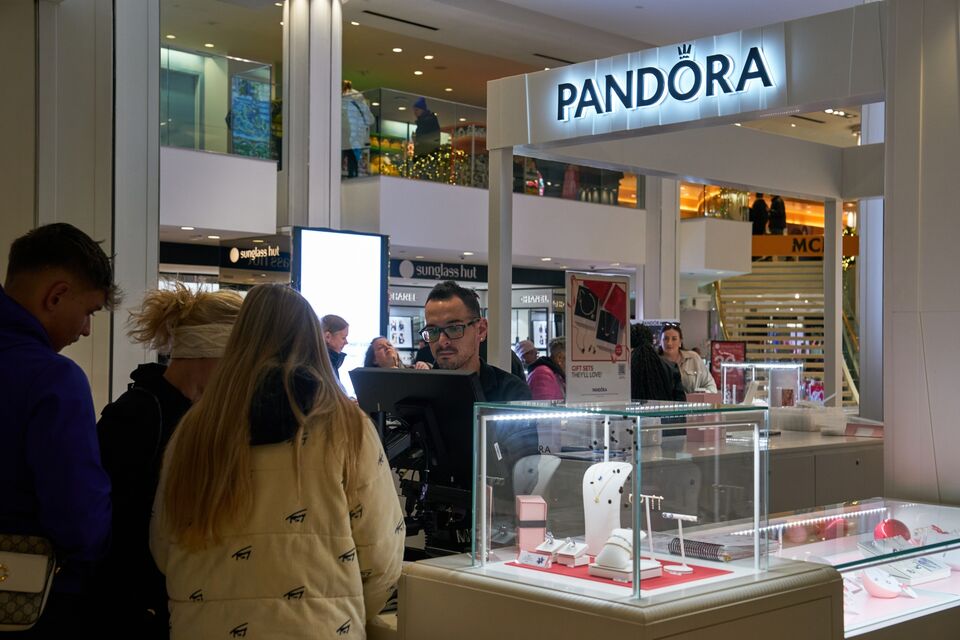 Pandora Beats Estimates With Soaring Christmas Jewelry Sales in US