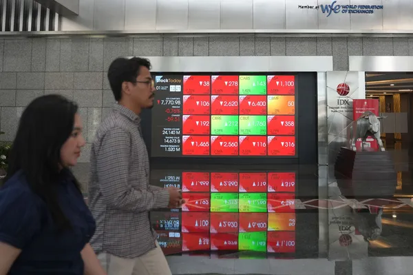 Stocks Drop on AI Valuations and Fed, Pound Slips: Markets Wrap