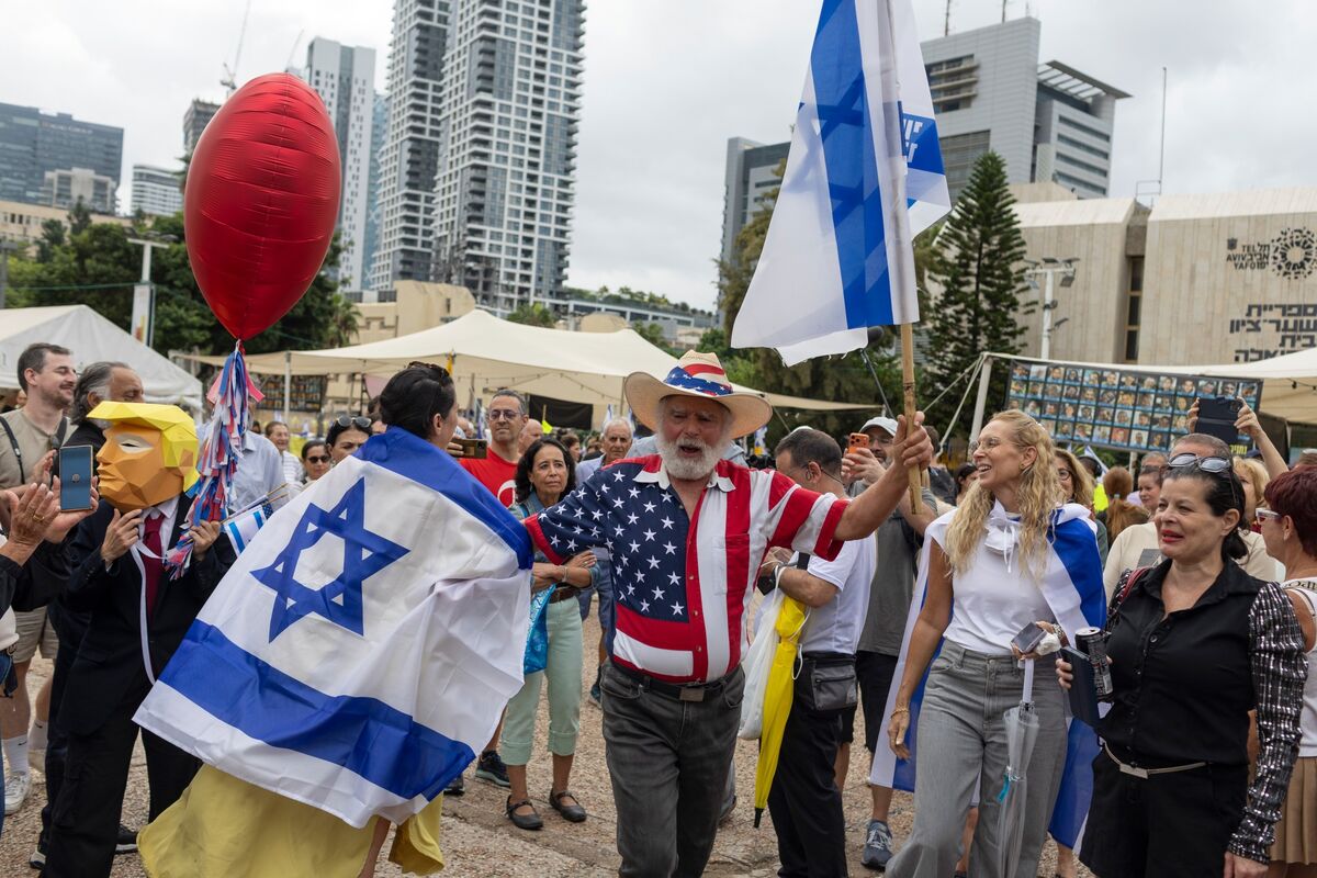 Hostage Supporters Flock to Tel Aviv to Celebrate End of Watch