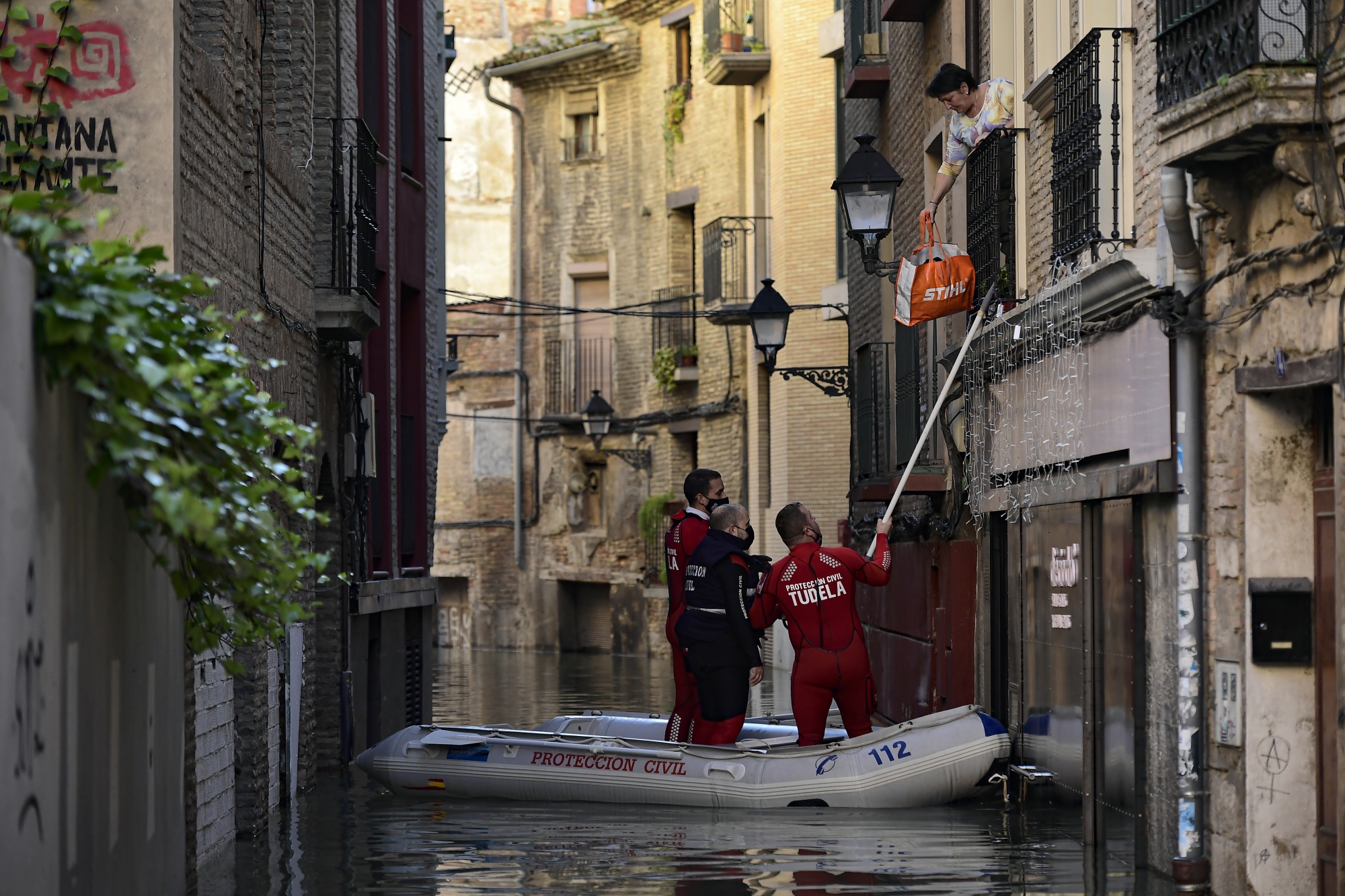 At Least 1 Dead As Swollen Rivers Flood Streets In Spain - Bloomberg