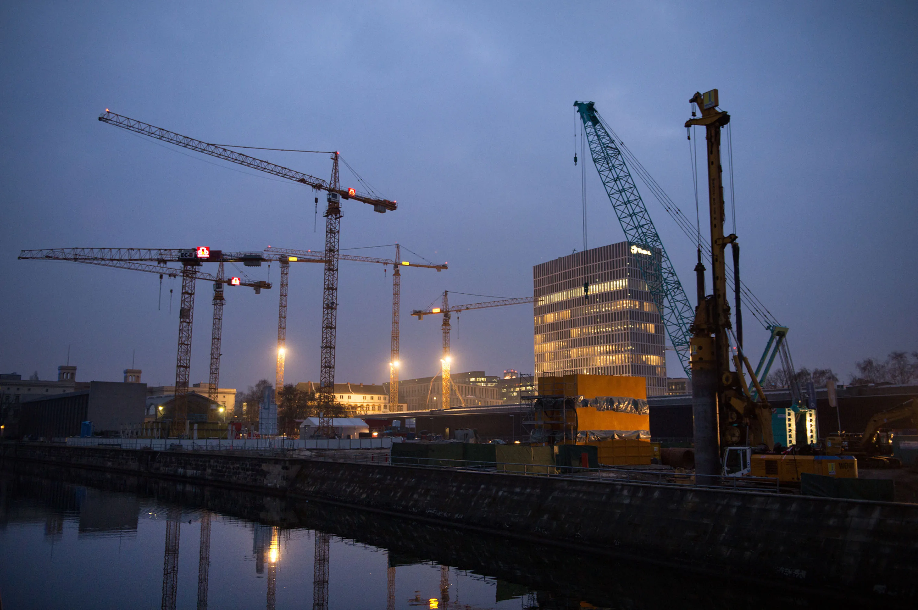 The Europacity construction site area with its first building, the Tour Total Berlin, in the centre.

