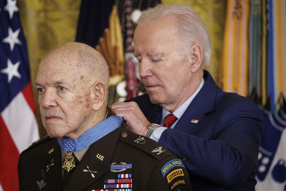 romanforfatter Albany Resultat Biden Gives Medal of Honor to Paris Davis, Black Vietnam Green Beret -  Bloomberg