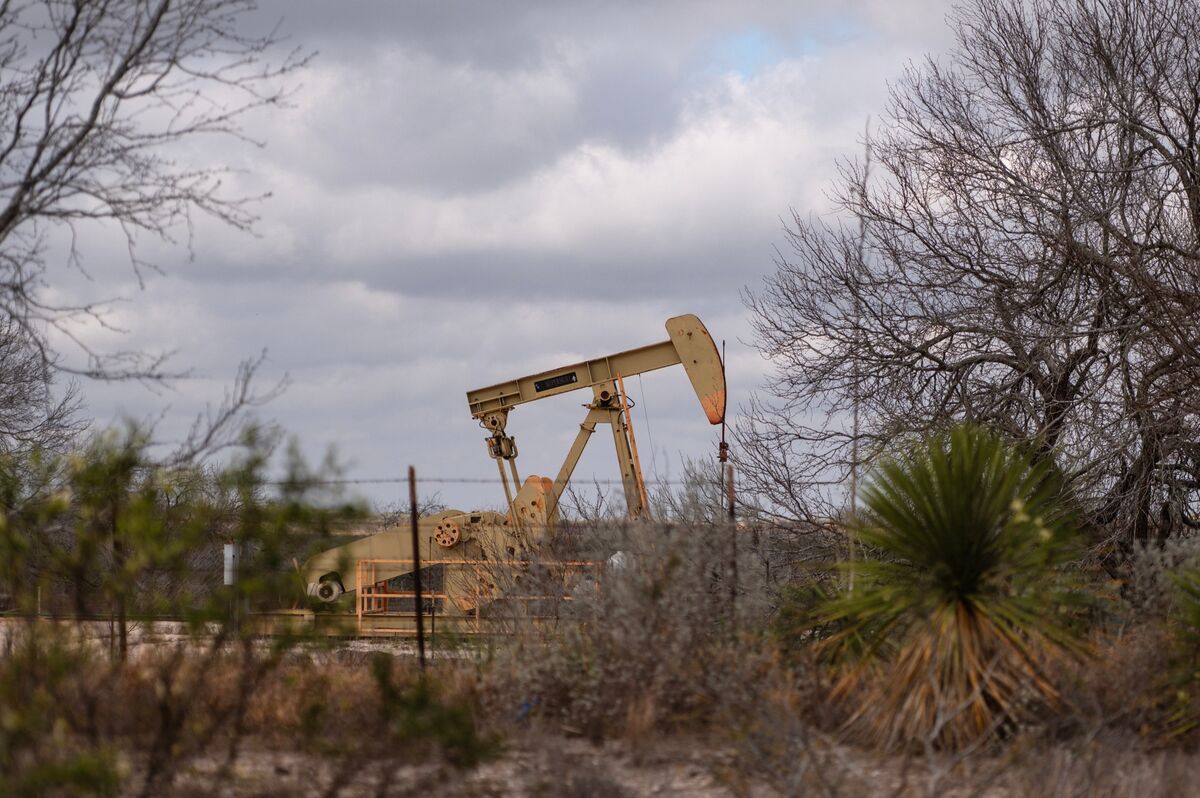 Oil Prices Fall Sharply, WTI Trades Near $102 a Barrel