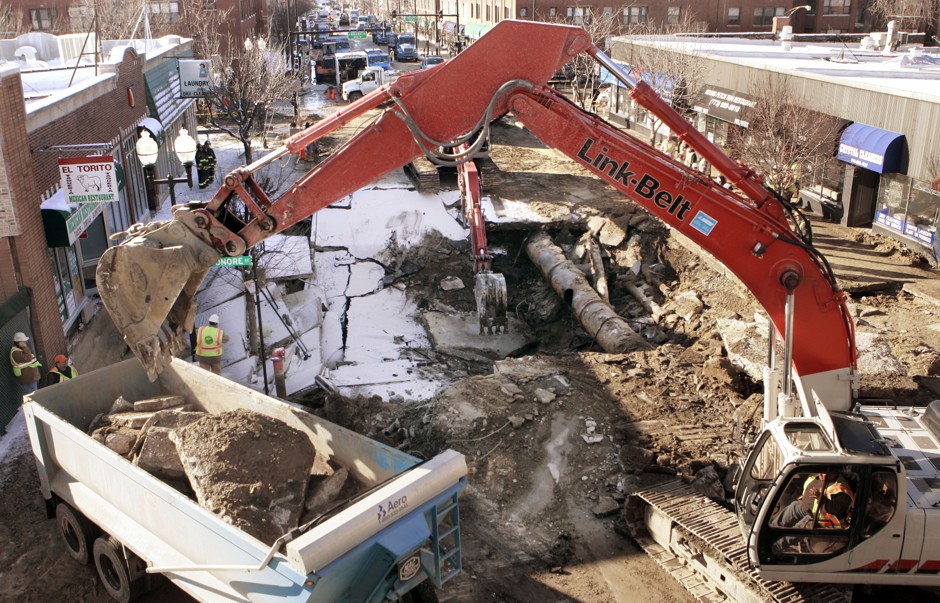 Chicago construction crews work to repair a 36 inch water main break in 2008.
