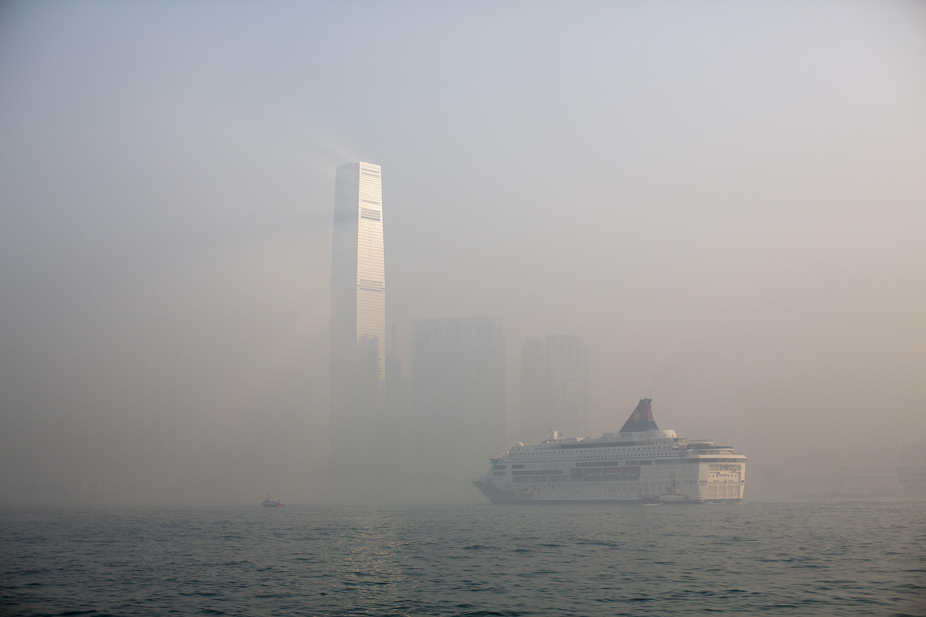 Hong Kong Pollution Hits Severe Level as Pollutants Trapped Bloomberg