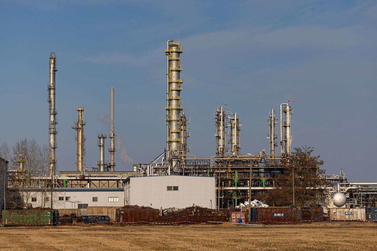 Shell-Unimot Talks on Russia-Linked Refinery Said to Have Ended