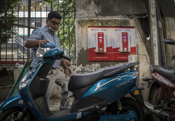 Record Fuel Costs Convince Scooter-Loving Indians to Go Electric