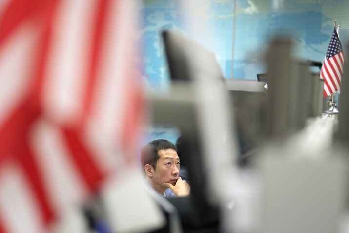 Yen Hovers Below 160 Versus Dollar 