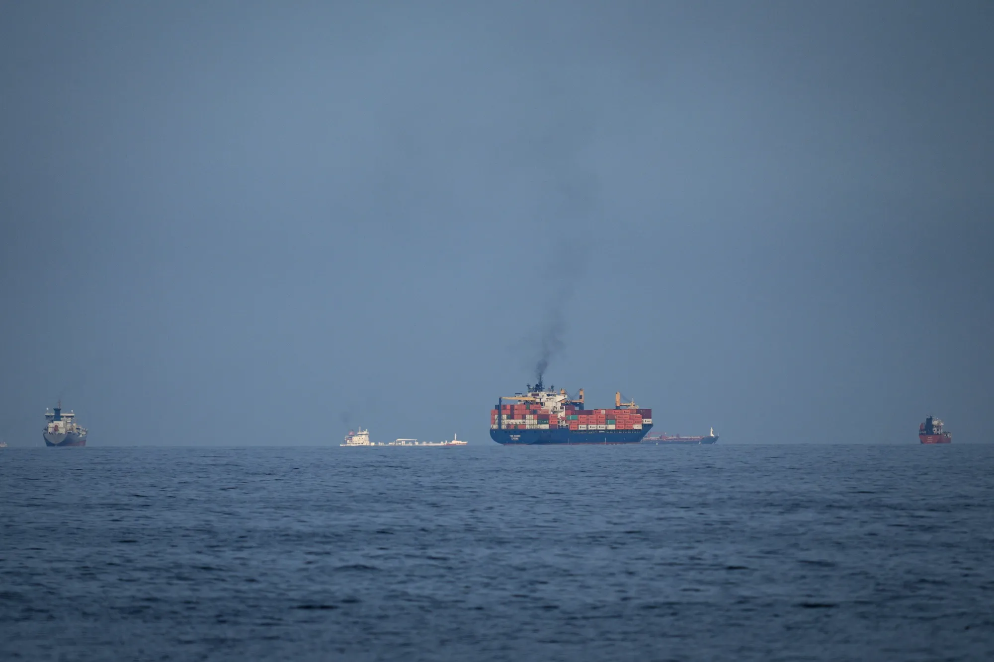 ホルムズ海峡付近で列をなす石油タンカーや貨物船