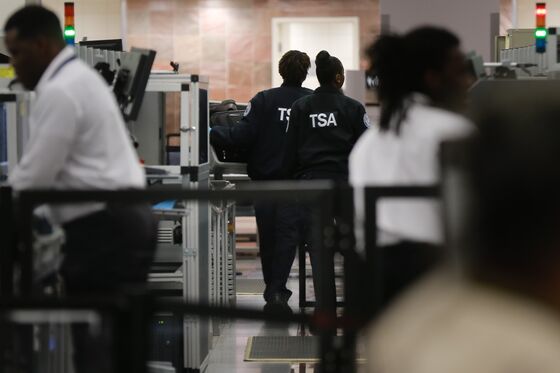 U.S. Airport Screener Absences Triple as Shutdown Continues