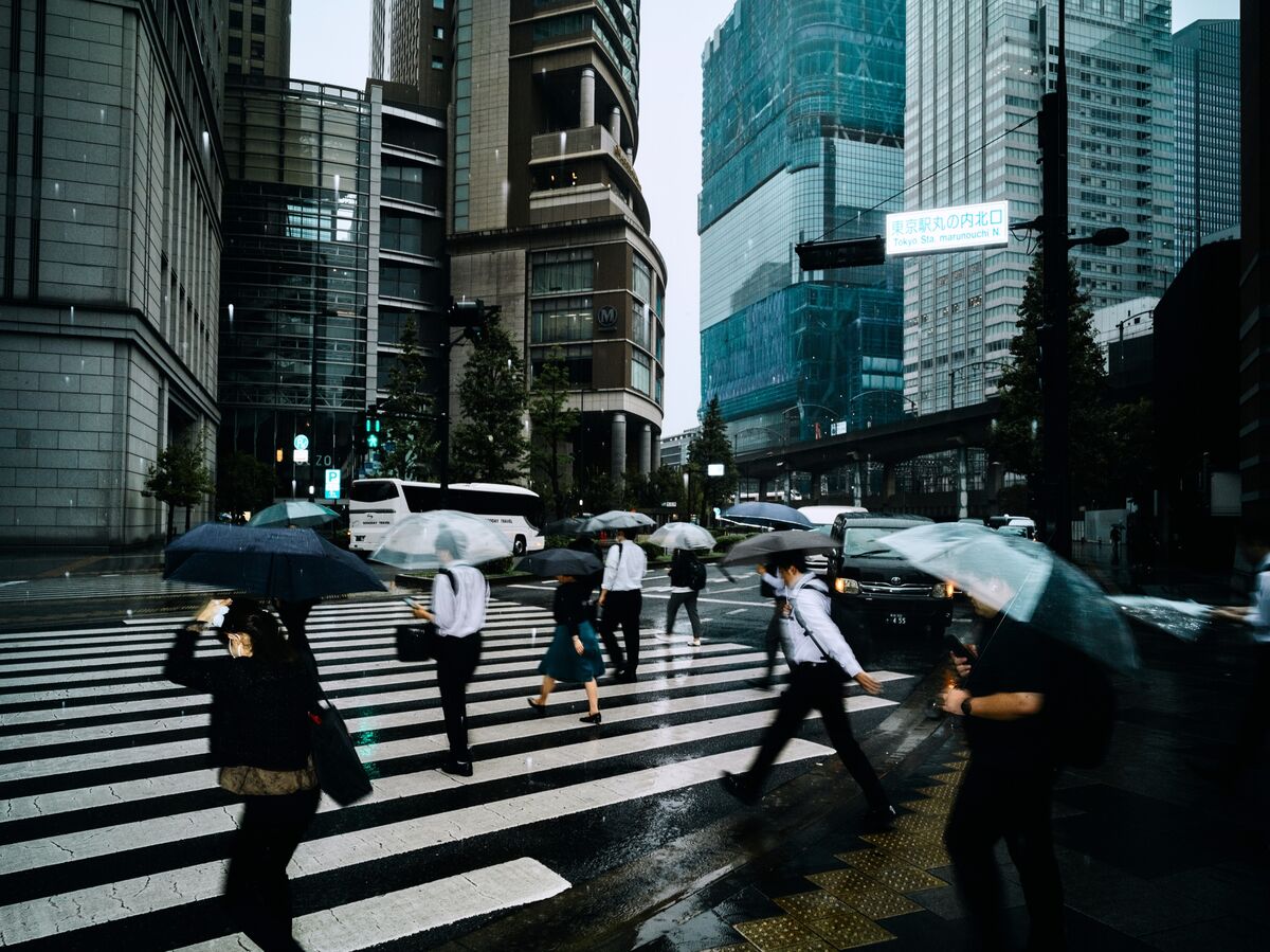 Moeda japonesa em ambiente bancário institucional iluminado por luz lateral quente.