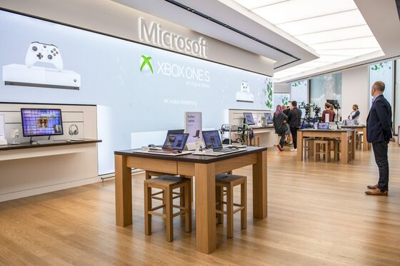 Microsoft Sets Up Shop Next to Apple With First European Store