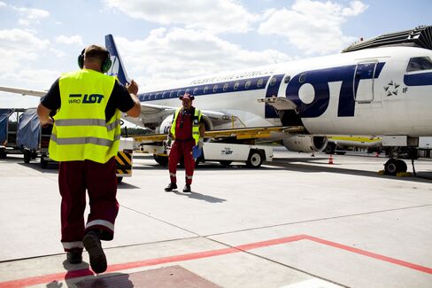 Boeing Faces LOT Dreamliner Claim as Thomson Refunds Clients