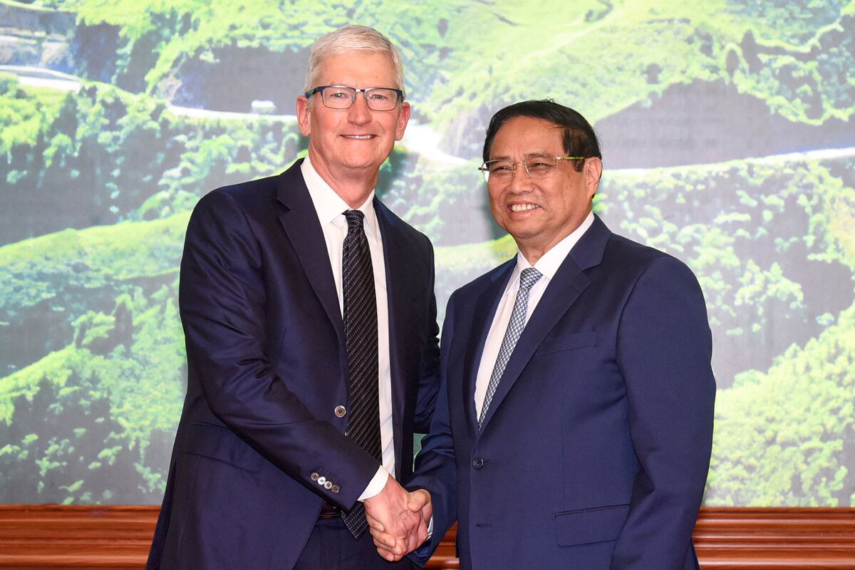 Apple's Cook Vows To Buy More Vietnam Parts, Government Says - Bloomberg