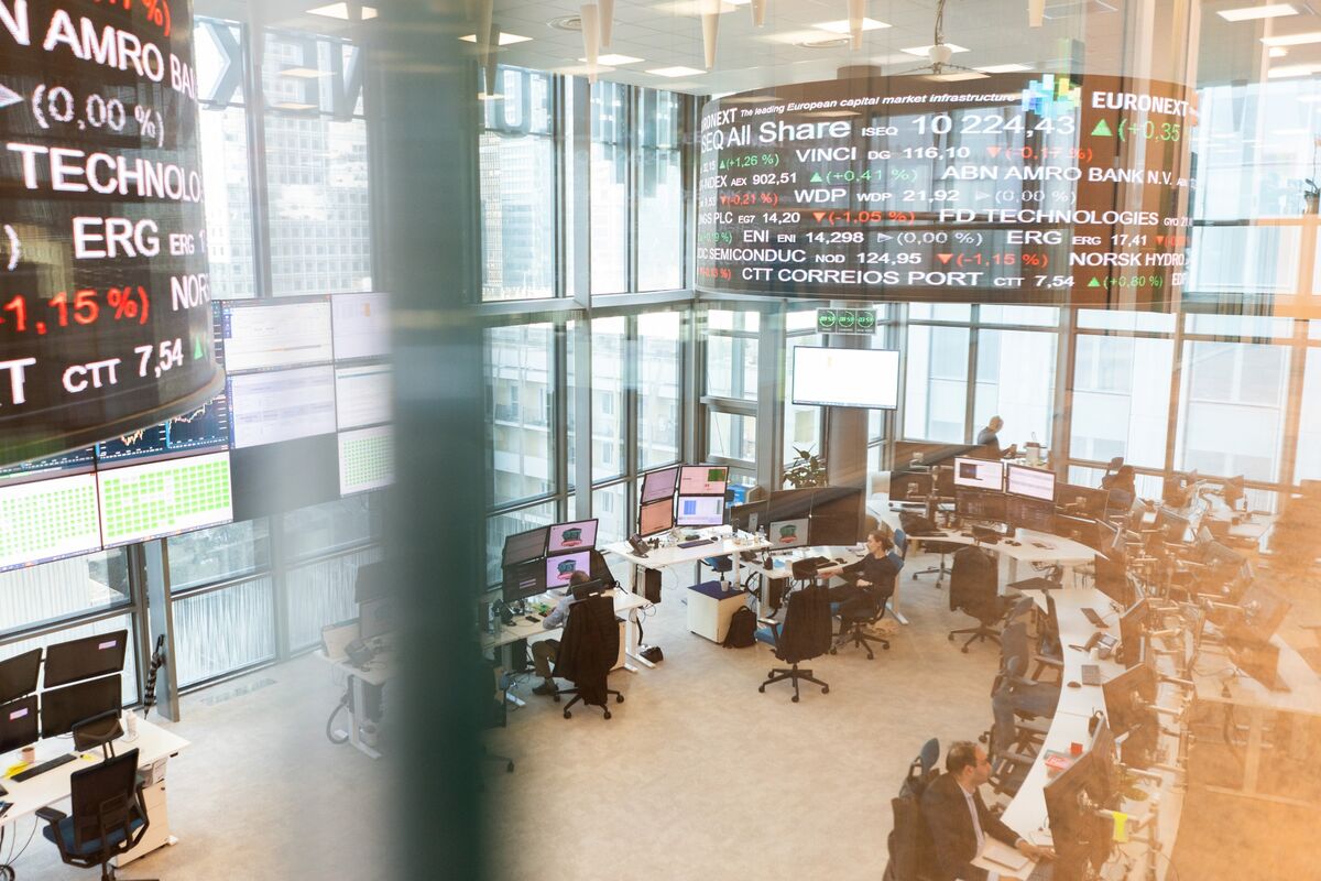 ブルームバーグのニュース記事「【米国市況】国債と株下落、30年債利回り５％接近－政局警戒で円下落」の画像