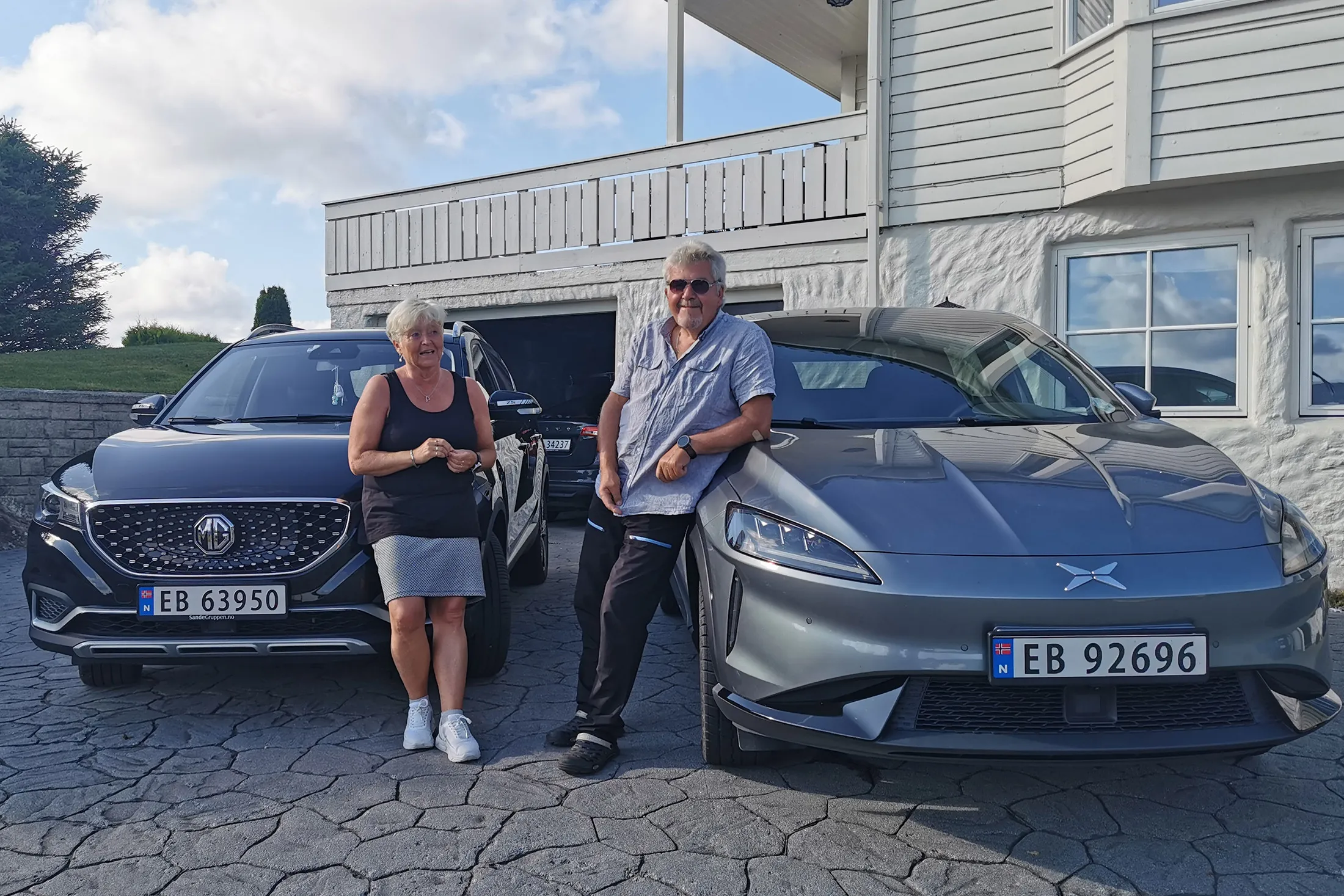 Kjersti Midttveit and Kjell Emil Kallestad&nbsp;with their Chinese EVs.