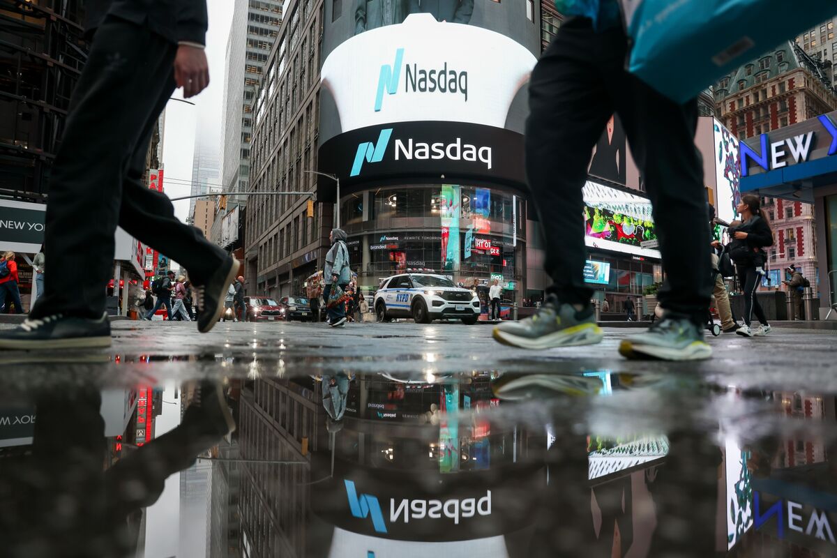 bloomberg.com - Phil Serafino - Signs of a Tech Slowdown Are the Last Thing This Market Needs