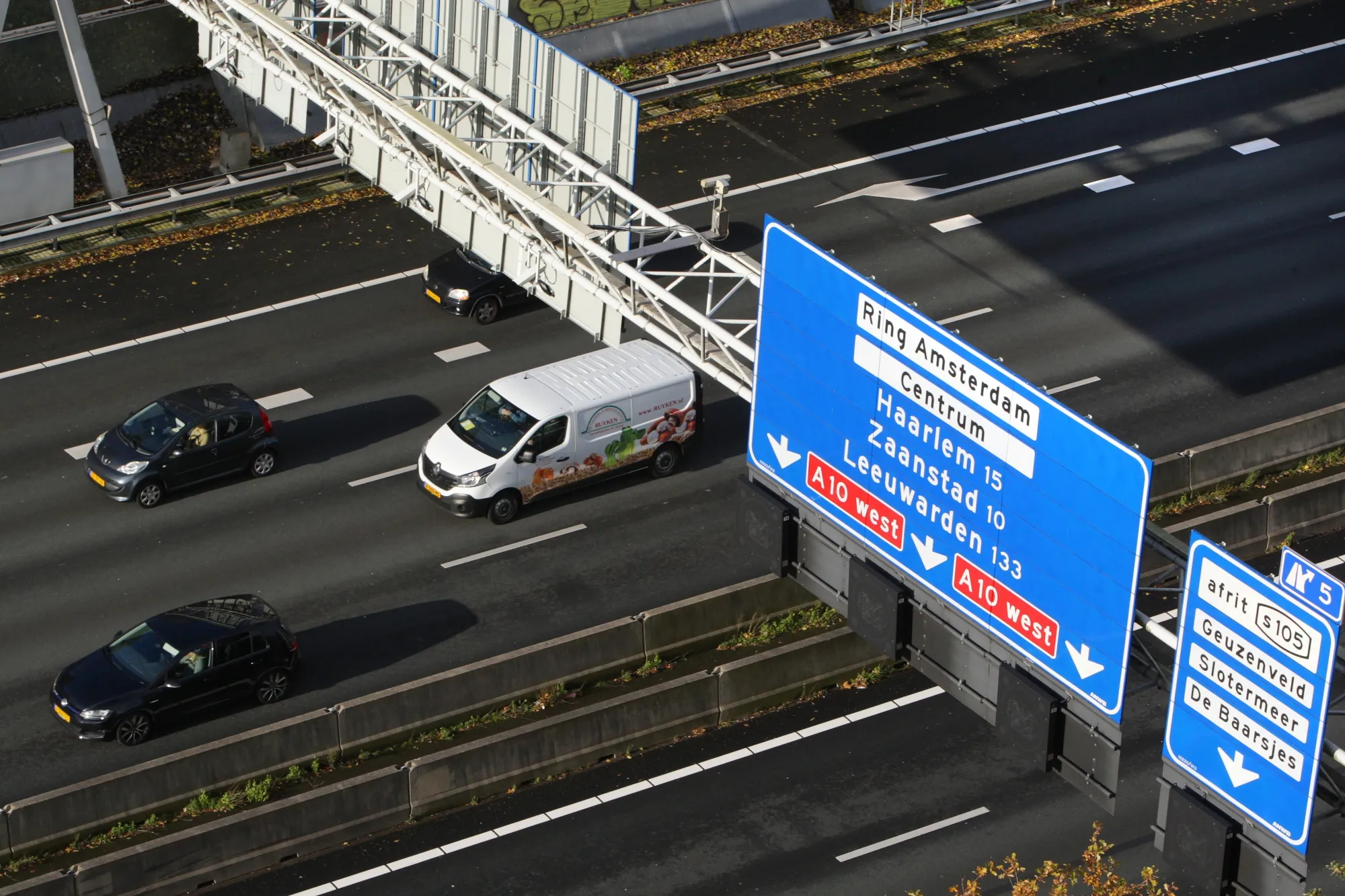 Amsterdam authorities are proposing a new round of vehicle restrictions to divert through-traffic to the A10 highway that loops around the city.&nbsp;