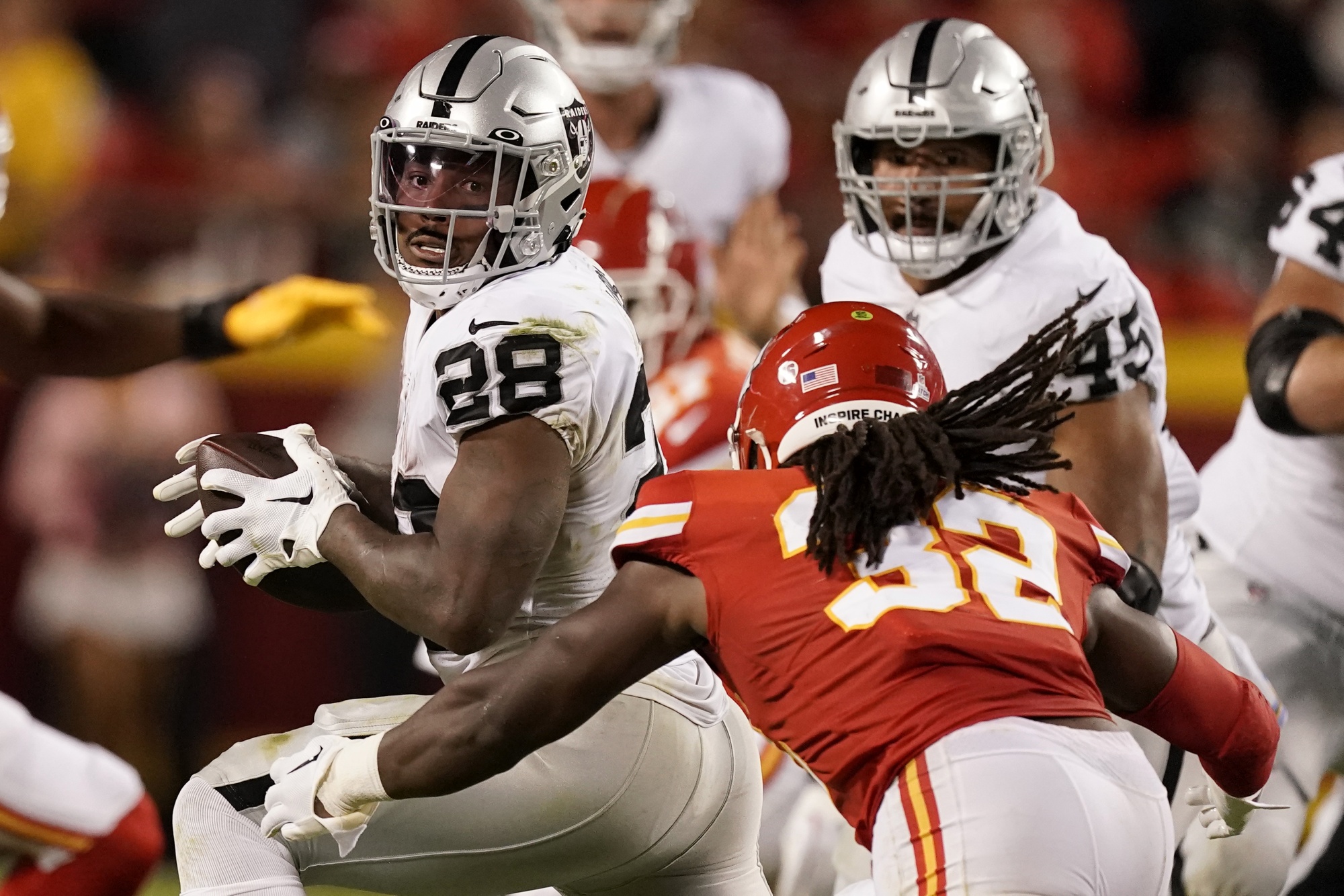 Chiefs Hold on for Wild 30-29 Victory Over Rival Raiders - Bloomberg