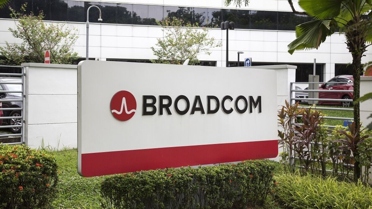 Broadcom Shares Slide on AI Market Sales Outlook