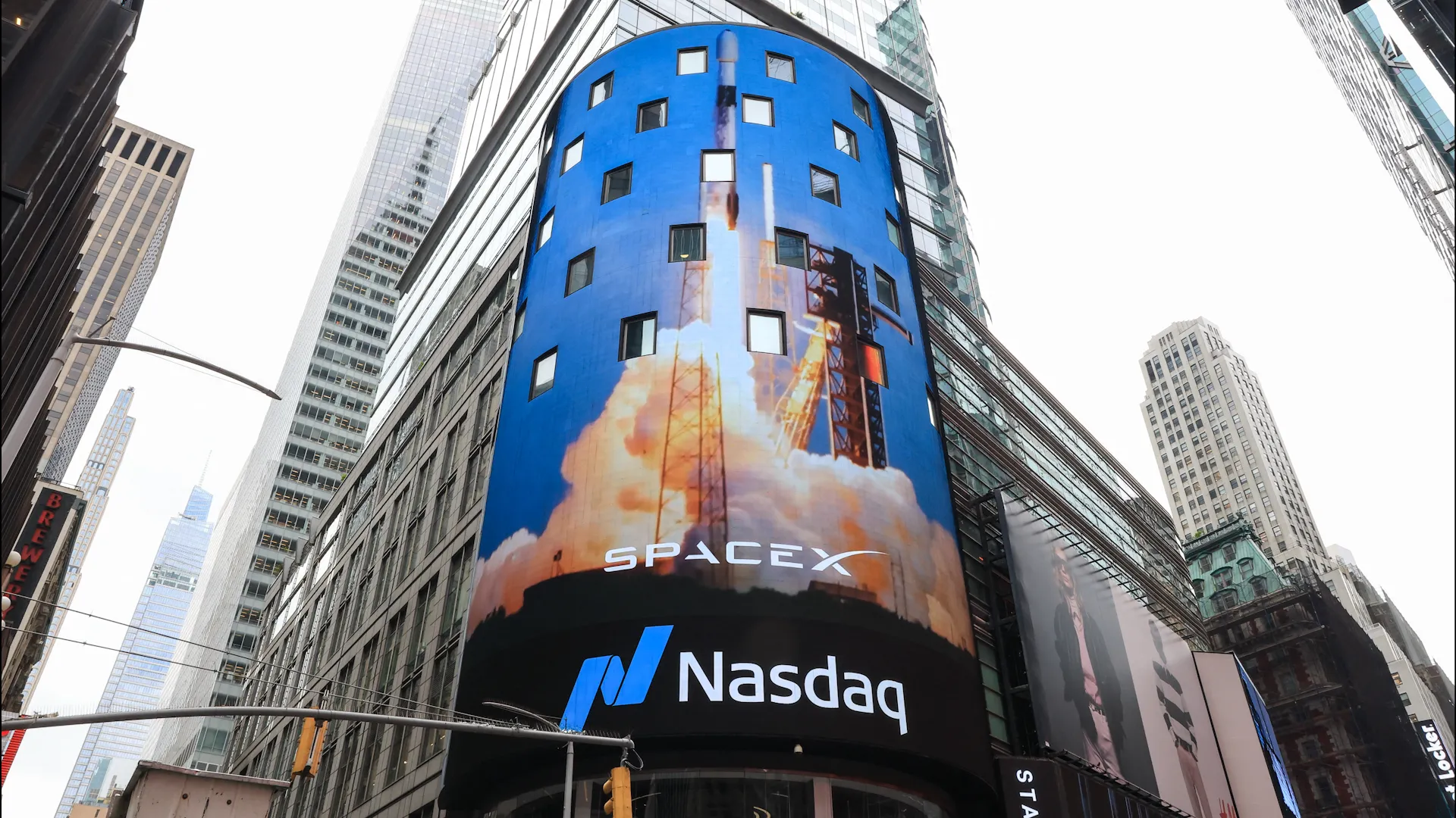 bloomberg.com - Watch SpaceX Shares Close 19% Higher After Historic $75 Billion IPO