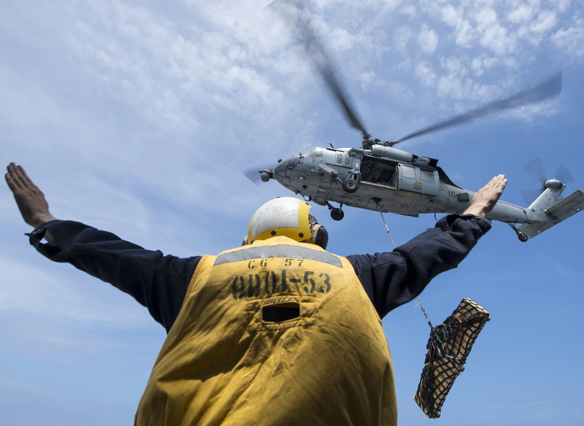 USS Lake Champlain conducts vertical replenishment with USNS Charles Drew (T-AKE 10) during RIMPAC 2018