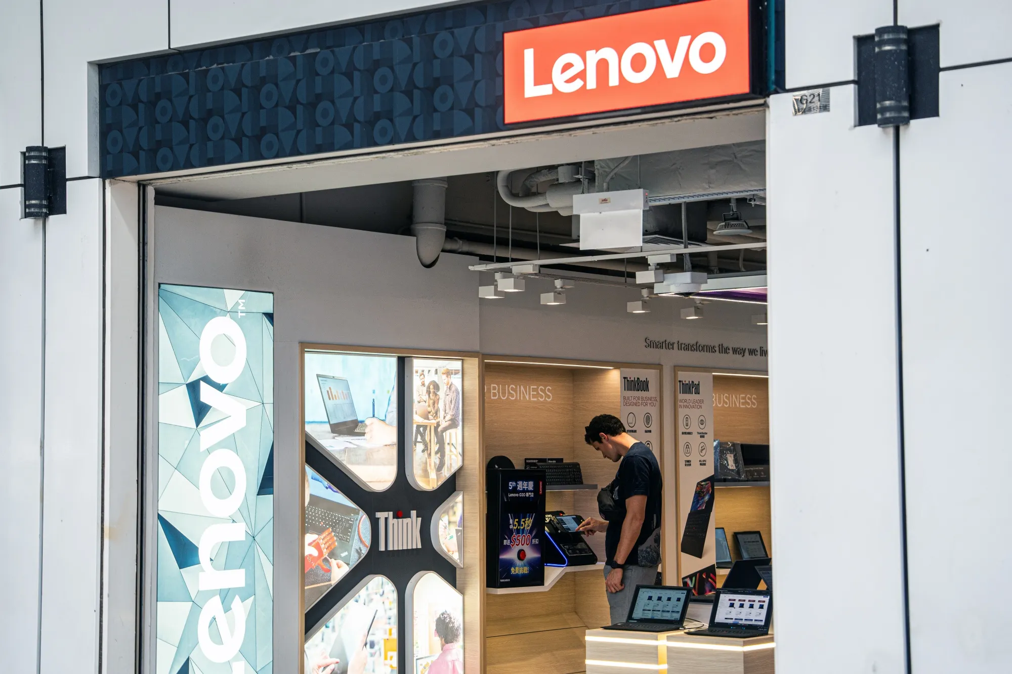 Lenovo Profit Beats as AI Demand Drives Gradual PC Recovery - Bloomberg