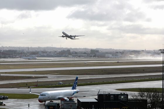 With Omicron as a ‘Golden Ticket,’ Some American Travel Fears Fade