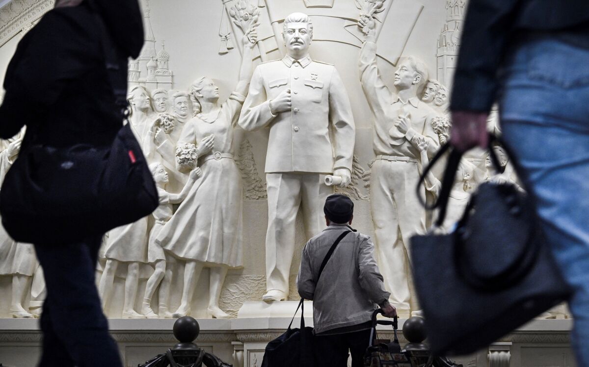 🟪"Il Ritorno di Stalin: Mosca Riapre il Dibattito sull'Eredità Sovietica"