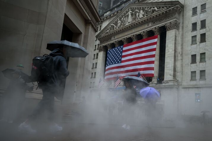 Traders At The New York Stock Exchange As Stocks Fall As Oil Surge Boosts Treasury Yields