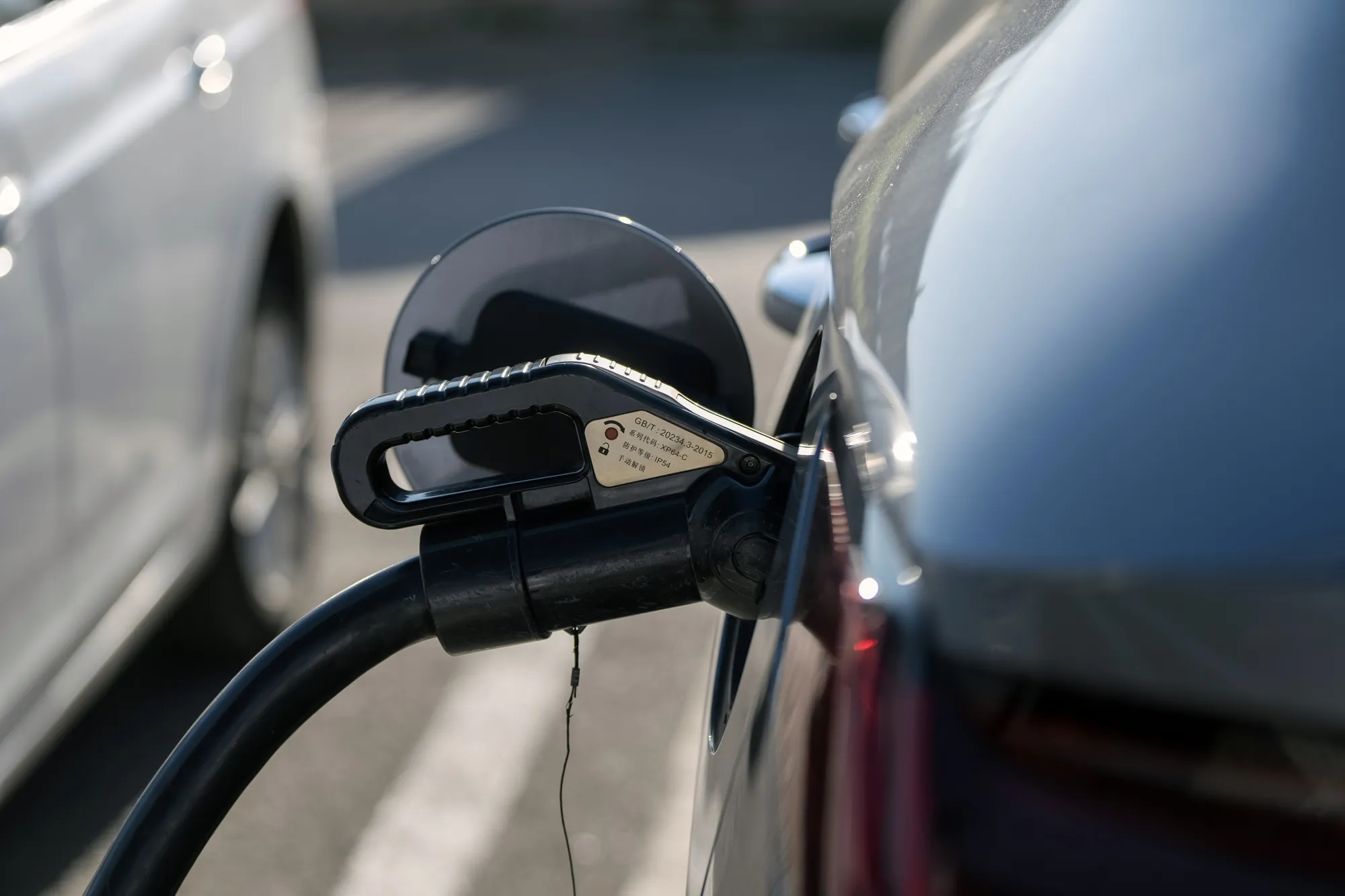 充電中のBYD製電気自動車