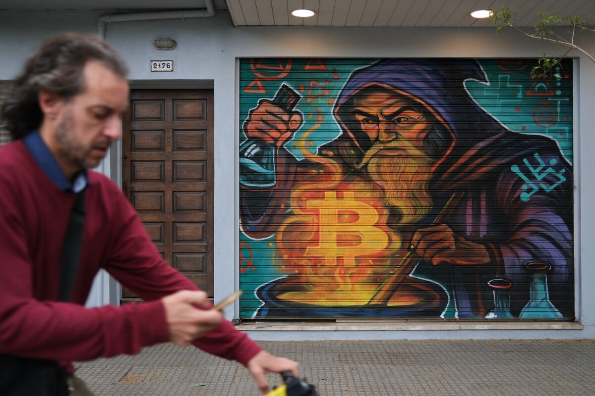 Bitcoin Whales Selling $45 Billion Cast Shadow Over Crypto Bitcoin Whales Selling $45 Billion Cast Shadow Over Crypto
