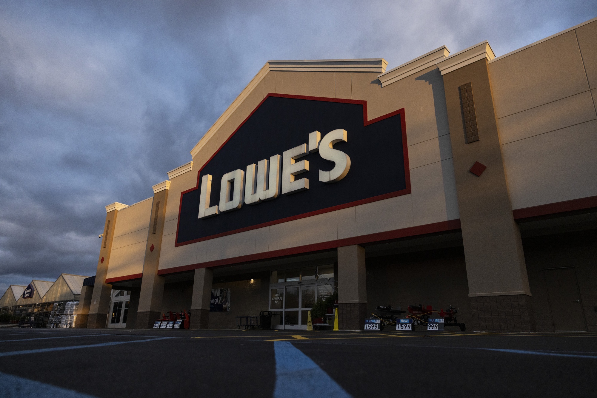 Lowe's (LOW) Is Laying Off Some Corporate Employees Amid Demand Slowdown -  Bloomberg