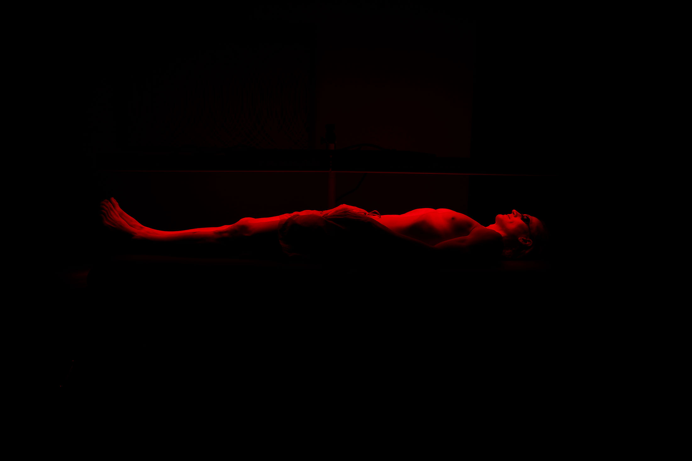 Bryan Johnson undergoing whole-body light therapy. 