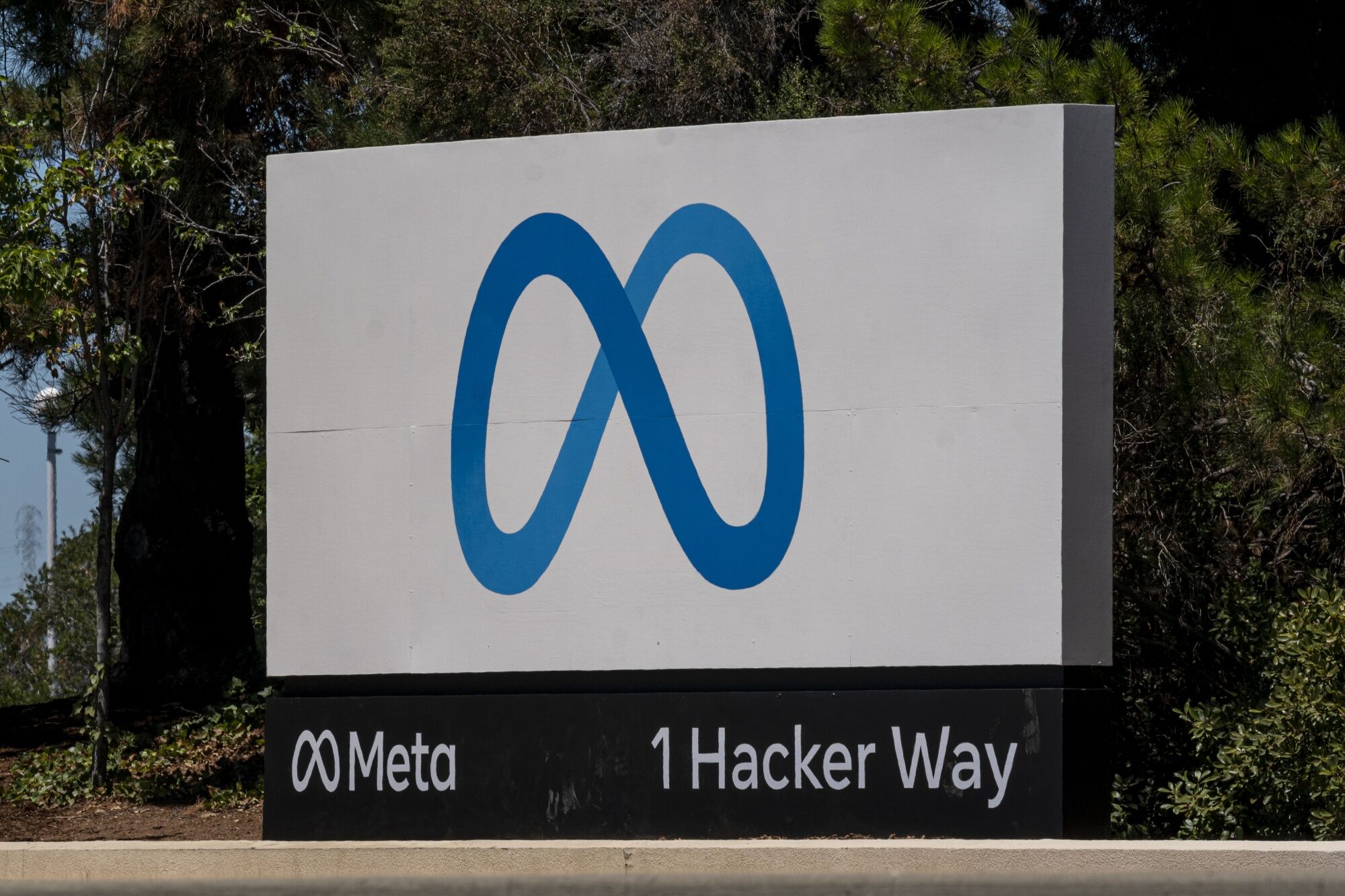 Meta blocking. Meta platforms 2025. trend logo.